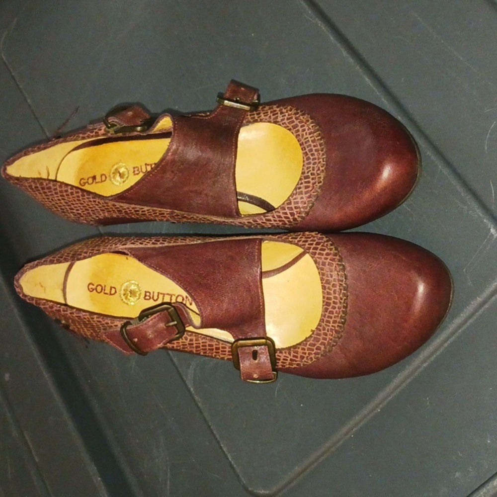 'Gold Button' Mary Jane heel